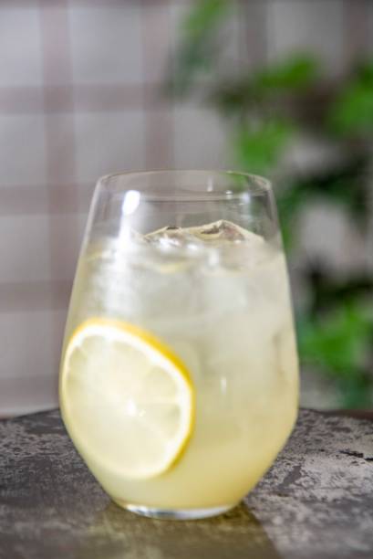 Limoncello spritz: limoncello, espumante e club soda Limoncello spritz: limoncello, espumante e club soda