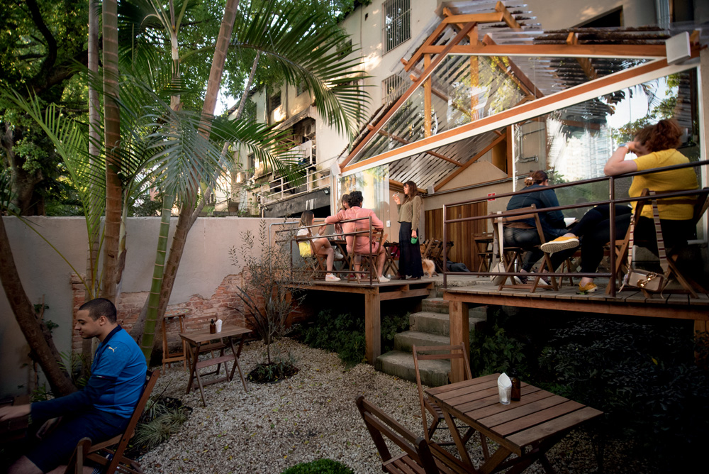 Lupi Bar, quintal aberto em Pinheiros
