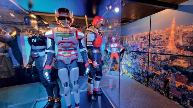 Museu Histórico da Imigração Japonesa no Brasil_Divulgação2.jpg Armaduras de personagens de séries japonesas expostas em vidros do museu