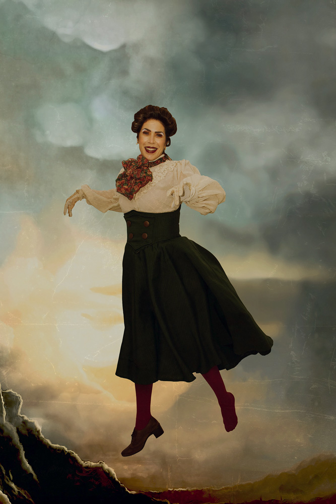 OFalcaoVingador_23_foto_Leekyung Kim.jpg Maria Clara Gueiros com roupa de época flutuando em um fundo nebuloso e marrom