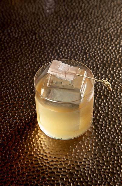 Rabo de Galo I: destilado envelhecido em jaqueira, vermute seco com goiabas branca e vermelha, vinho sauternes, bitter aromático e gelatina de cachaça Rabo de Galo I: destilado envelhecido em jaqueira, vermute seco com goiabas branca e vermelha, vinho sauternes, bitter aromático e gelatina de cachaça