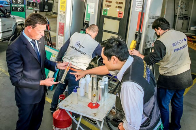 Os novos golpes em postos de gasolina: tem até “controle remoto” na bomba