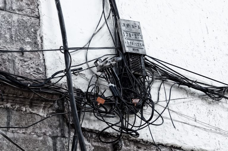 "Gatos de luz" detectados na Grande São Paulo no primeiro semestre de 2022 seriam equivalentes para abastecer 336 855 residências, segundo Enel