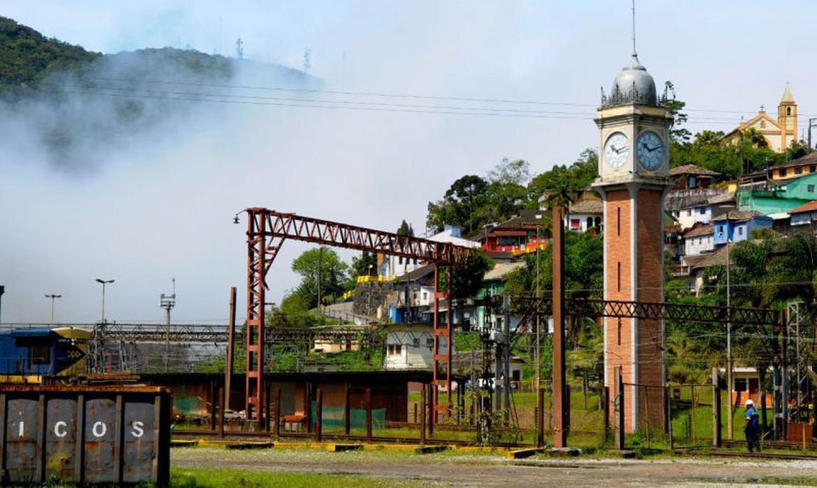 Imagem exibe torre e gramado de Paranapiacaba.