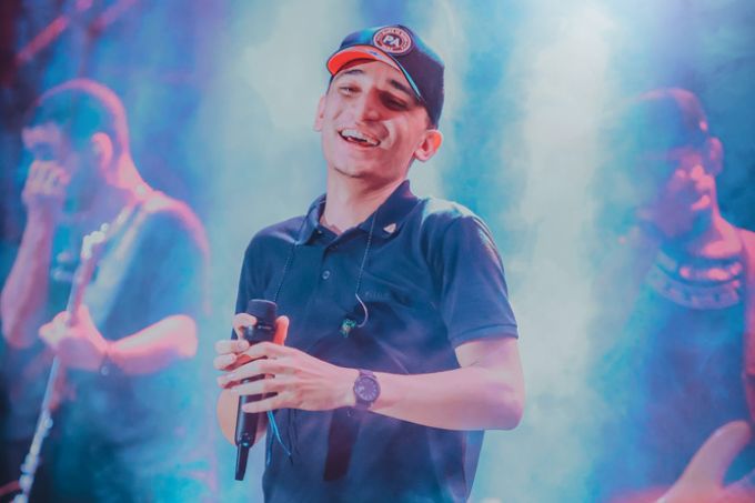 João Gomes, fenômeno do piseiro, encerra Arraiá do Villa Country