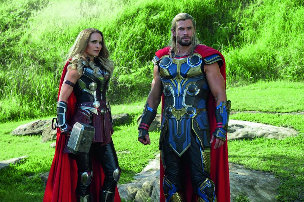 thor – foto Walt Disney Company 2.jpg Jane (Natalie) e Thor (Hemsworth) em Thor: Amor e Trovão