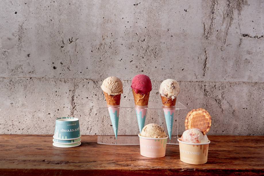 Opções criativas: banana, hibisco e praliné no cone e tiramisue chico bento no copo Opções criativas: banana, hibisco e praliné no cone e tiramisue chico bento no copo