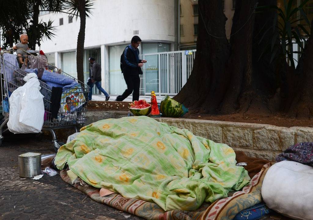 Pessoa em situação de rua dorme na rua São Luís, região central de São Paulo.