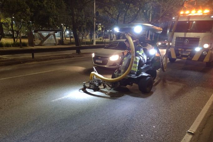 Avenida dos Bandeirantes começa a receber faixa para motos
