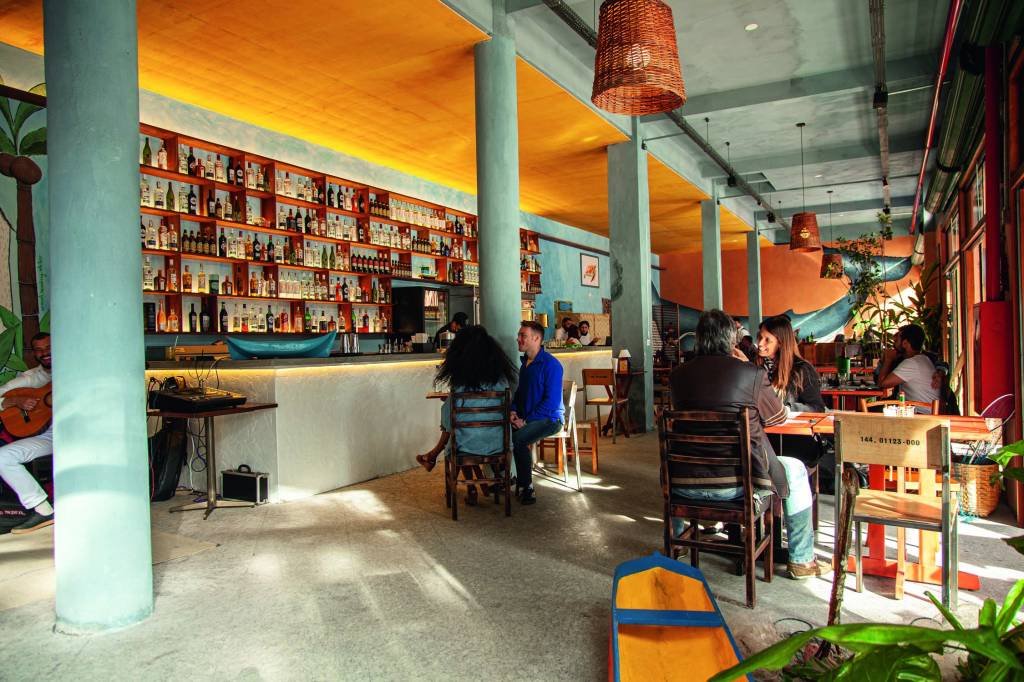 Bar Marola, em Pinheiros, tem cardápio (e clima) de praia. Leia a crítica