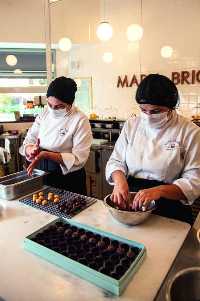 funcionárias boleando brigadeiros