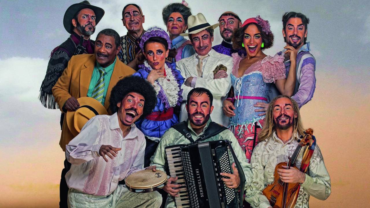 Cassio Scapin(de chapéubranco) e elenco:povo de Sucupira