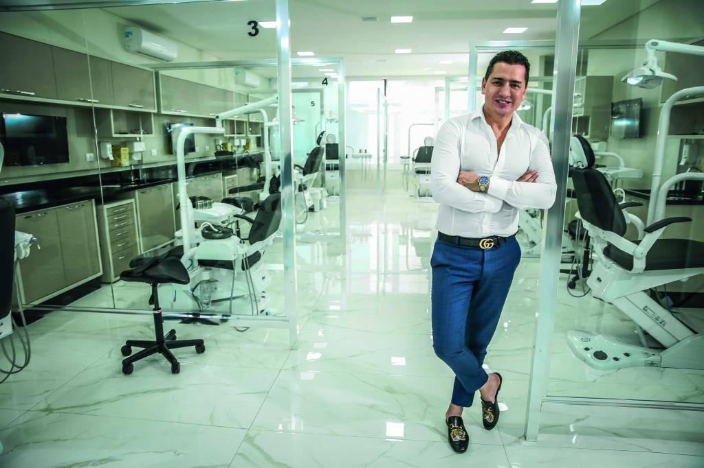 São Paulo 30 junho 2022Dr. Viotto Foto Alexandre Battibugli VSP Imagem mostra homem de camisa branca e jeans, de braços cruzados, em salão branco