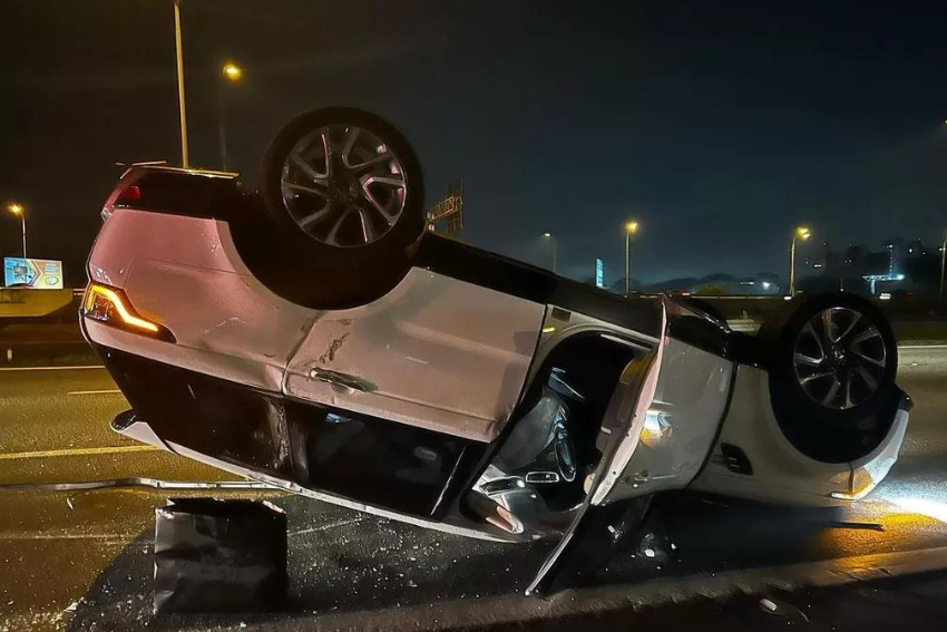 Carro em que a cantora Paula Fernandes estava quando sofreu acidente