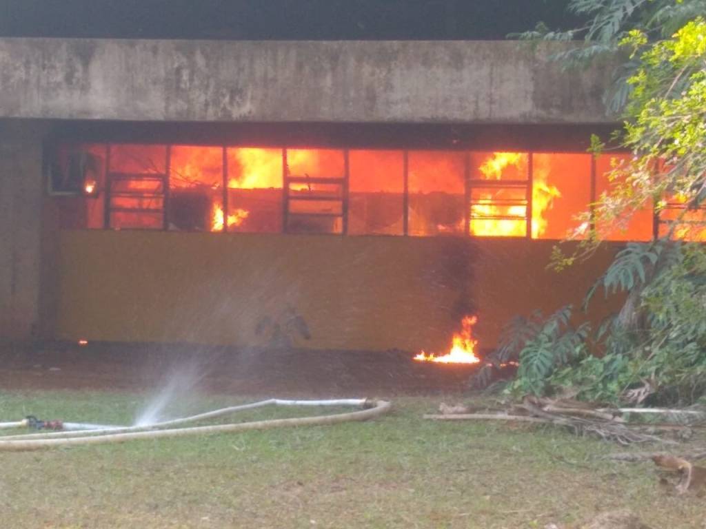 Incêndio de grandes proporções atinge laboratório da Unesp em Rio Claro