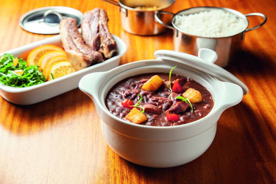 Feijoada: às quartas e sábados sai o prato de feijoada de feijão-vermelho, com carne-seca, linguiça e bacon