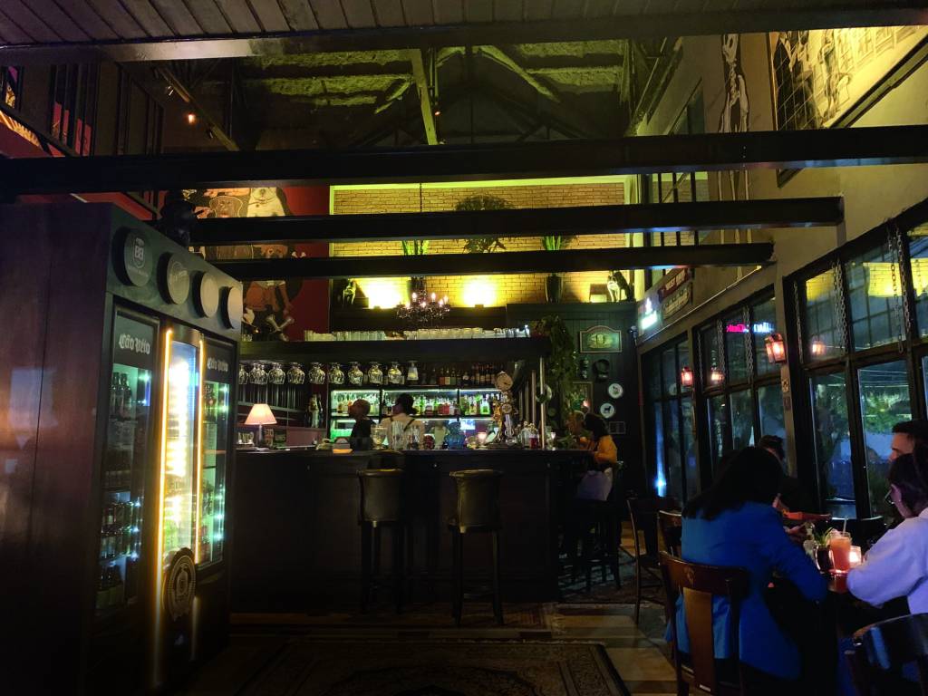 Cão Véio, do chef Henrique Fogaça e do músico Badauí, ressurge em outro endereço