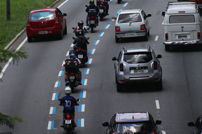 Minhocão deve ganhar faixa azul para motocicletas