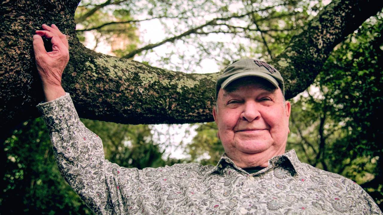 O artista João Donato posa na frente de uma árvore