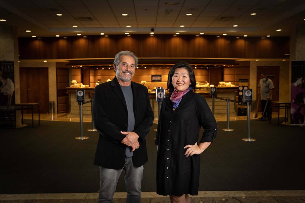 Sandra Aoki, Fernando, Teatro Alfa. foto Wanezza Soares Diretores da temporada de dança no Teatro Alfa, um homem branco e uma senhora japonesa