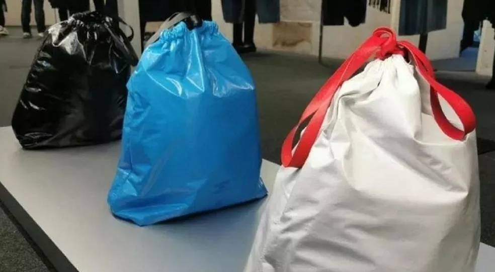 Balenciaga: a ‘trash pouce’, bolsa inspirada em sacos de lixo Balenciaga: a 'trash pouce', bolsa inspirada em sacos de lixo