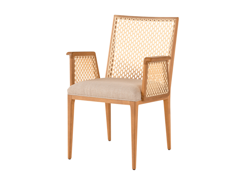 Cadeira de madeira com revestimento de palha e estofado