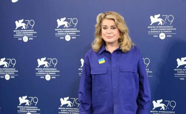 Catherine Deneuve protesta contra a guerra na Ucrânia no Festival de Veneza