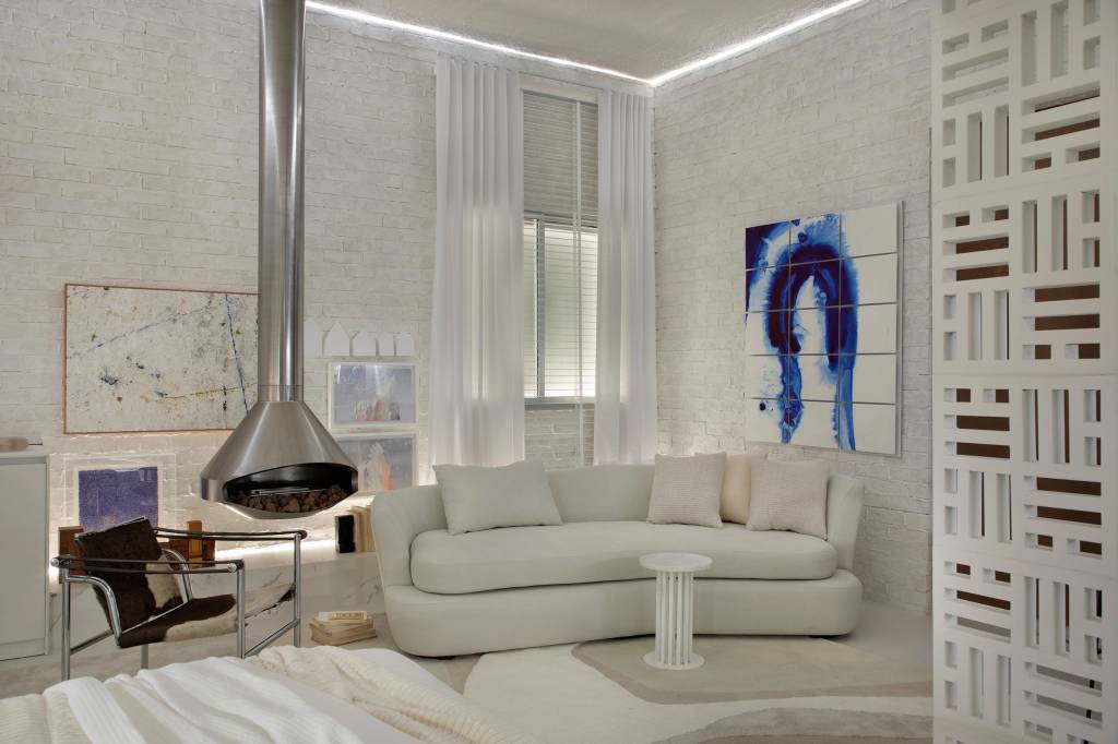 gregory-copello-estudio-ostuni-casacor-sao-paulo-2022-credito-denilson-machado116 gregory copello estudio ostuni casacor sao paulo 2022 decoracao design mostras sala sofa lareira cobogo tapete branco