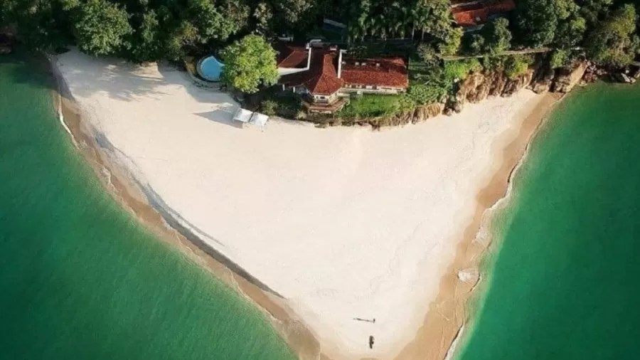 Conheça a ilha paradisíaca com mansão e praia exclusiva que vai a leilão
