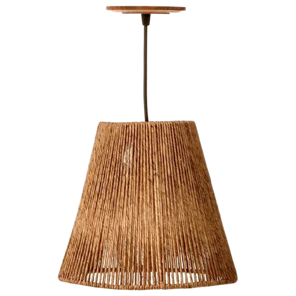 Lumin&aacute;ria de teto feita em fibra natural marrom