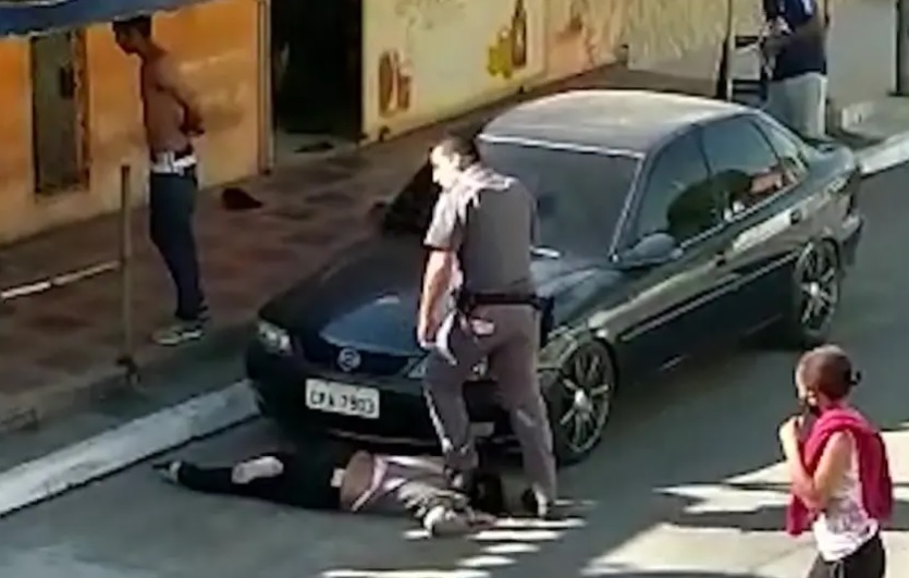 Tribunal define regime aberto para PM que pisou em pescoço de mulher