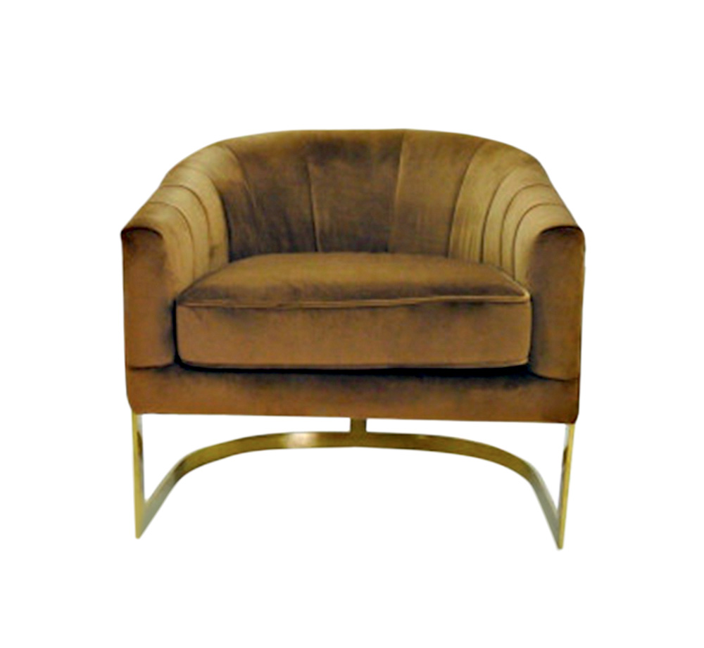 Poltrona marrom de veludo com base dourada de metal