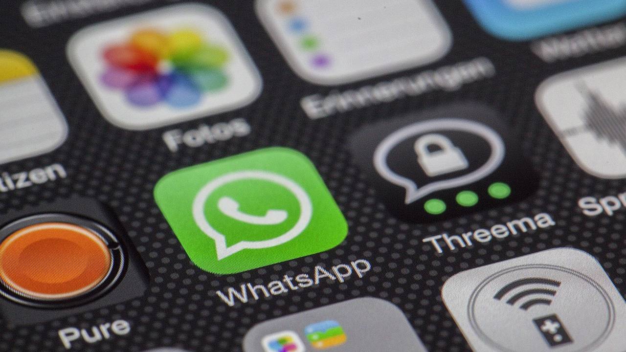 Tela de celular, com o ícone do aplicativo WhatsApp em destaque.