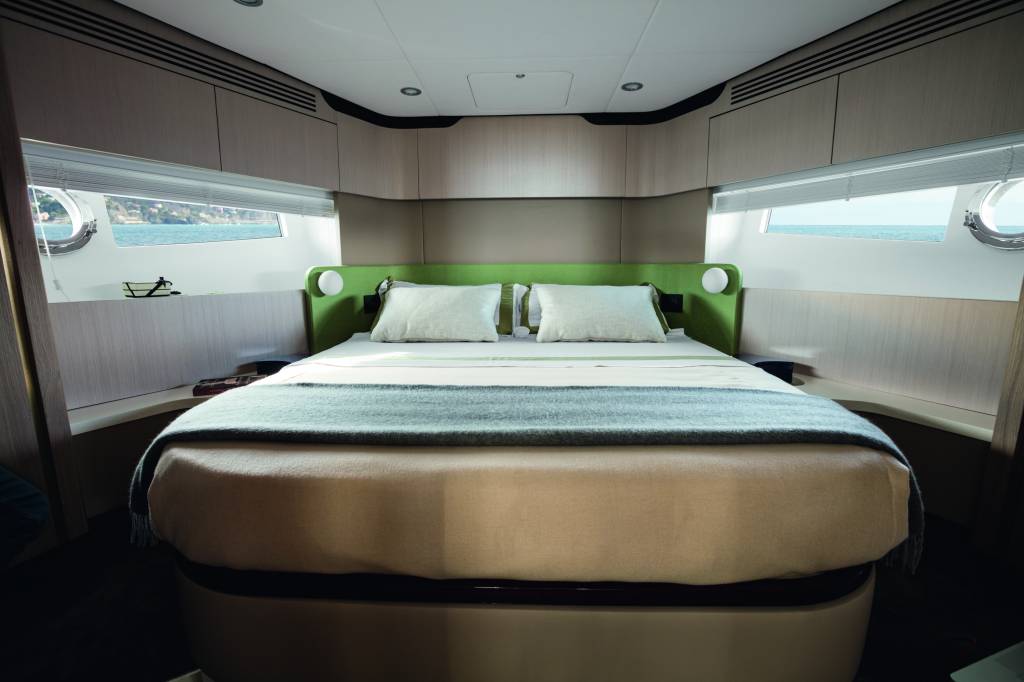 Azimut 62 (Divulgação Azimut Yachts) (2) Cama de casal com pontas arredondadas e base de madeira em iate.