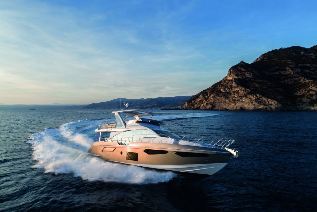 Azimut 62 (Divulgação Azimut Yachts) (6) Foto de iate de luxo branco em movimento no mar.