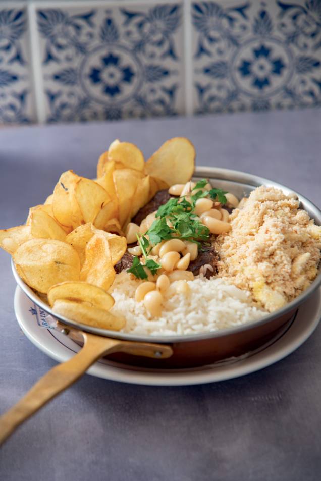 Filé osvaldo aranha: bifes altos, altos com alho confitado na manteiga, arroz, batata frita à portuguesa e farofa de ovo Filé osvaldo aranha: bifes altos, altos com alho confitado na manteiga, arroz, batata frita à portuguesa e farofa de ovo