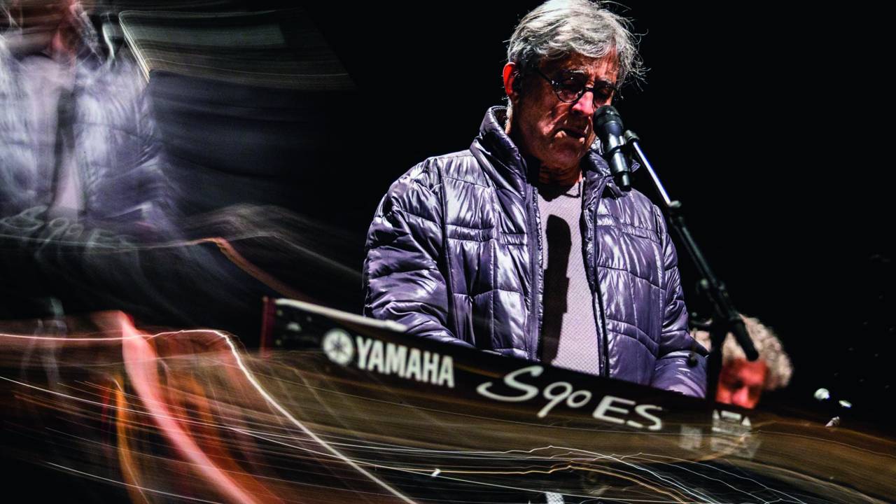 Imagem mostra homem grisalho tocando teclado
