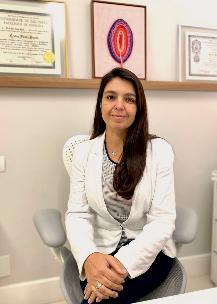 Cristina Bianchi (Arquivo Pessoal).jpeg Cristina Bianchi de casaco branco no consultório.