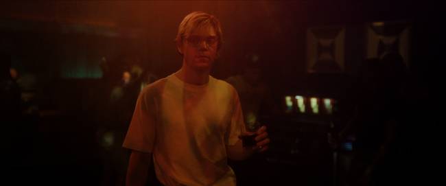 Evan Peters interpreta o serial killer norte-americano