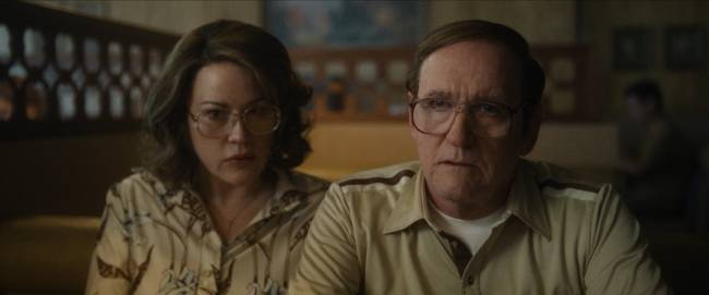 Molly Ringwald é Shari, Richard Jenkins é Lionel Dahmer na produção de true crime