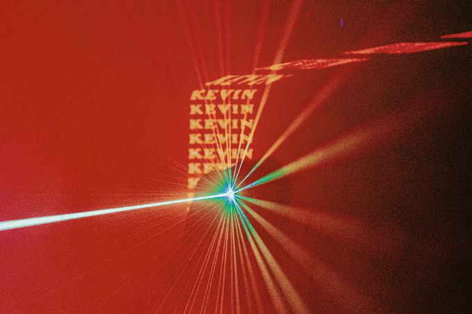 Festas LGBTQIAP+ onde sexo é permitido são suspensas devido à monkeypox