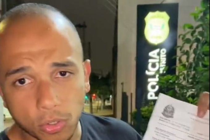 Diz ser vítima: deputado estadual Douglas Garcia (Republicanos) em frente à delegacia de polícia onde ele diz ter ido registrar boletim de ocorrência contra a jornalista Vera Magalhães