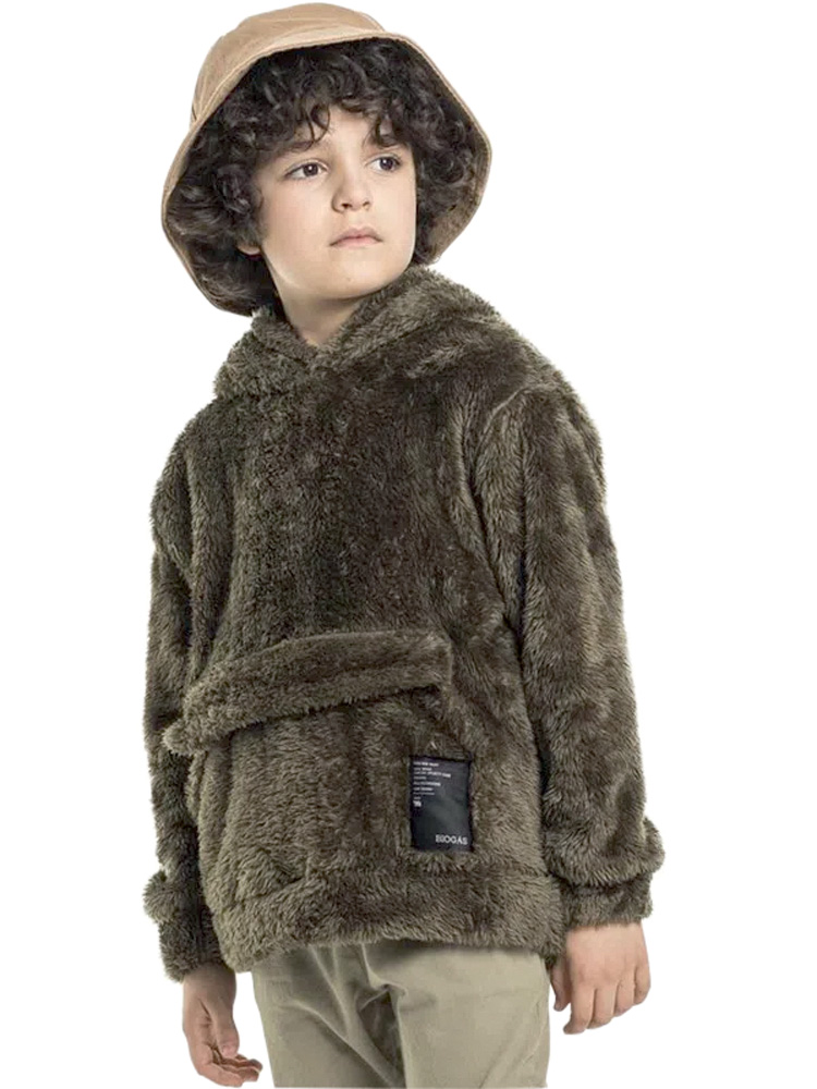 Jaqueta infantil.jpg Menino veste jaqueta marrom de pelo