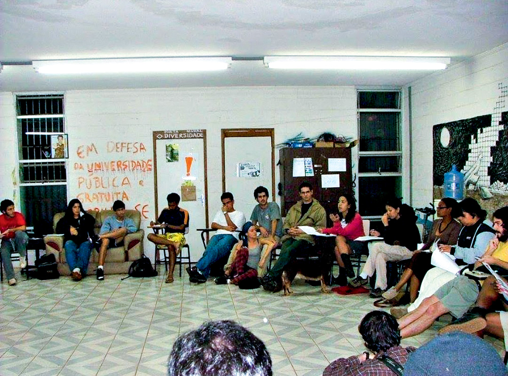 ProtestoContraPrivatizacao.jpg Camila Lisboa e colegas do Centro Acadêmico da Unicamp em reunião (2004)