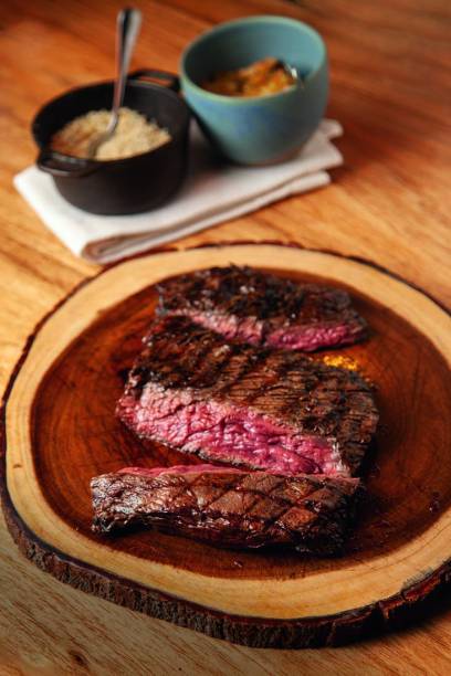 Fraldinha do Braza: acompanhada por vinagrete de tomate verde e farofinha crocante de farinha panko. Fraldinha do Braza: acompanhada por vinagrete de tomate verde e farofinha crocante de farinha panko.