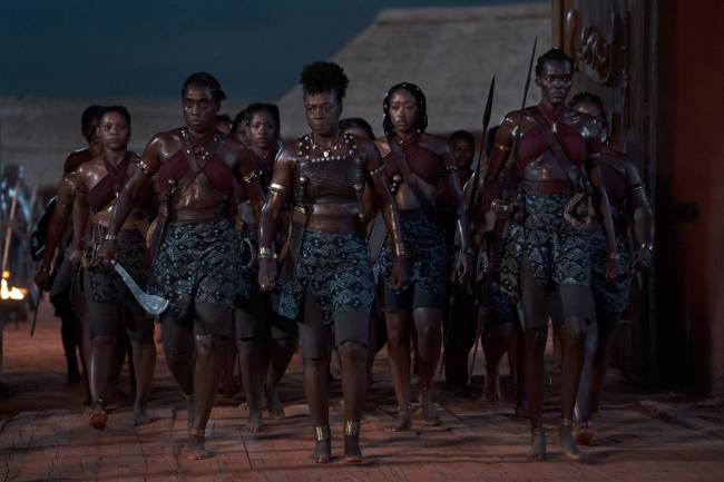 a mulher rei – credito CTMG, Inc. 'A Mulher Rei': filme tem Viola Davis, Thuso Mbedu, Lashana Lynch e Sheila Atim