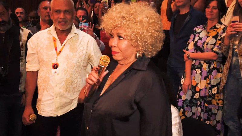 Alcione assiste a musical sobre sua vida e se emociona