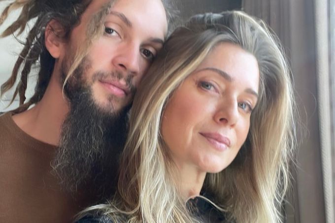 Marido de Leticia Spiller responde a ataques sobre sua aparência