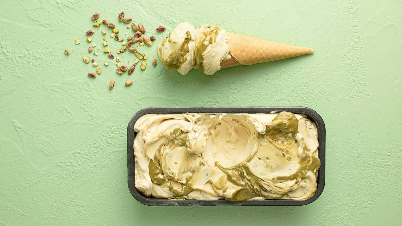 pote de sorvete e casquinha com bola de sorvete