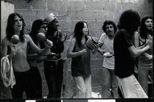 Novos Baianos nos anos 1970 Dadi, Bola, Gato Félix, Baby, Luiz Galvão, Paulinho Boca de Cantor e Pepeu Gomes, em roda de samba.